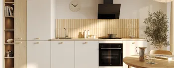 Helle Designküche mit natürlichen Holzelementen, heller Arbeitsplatte und integrierter Dunstabzugshaube. Minimalistische Küche im skandinavischen Stil mit warmem Licht und stilvoller Einrichtung für moderne Wohnräume.